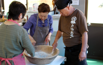 粉と水をよく混ぜます